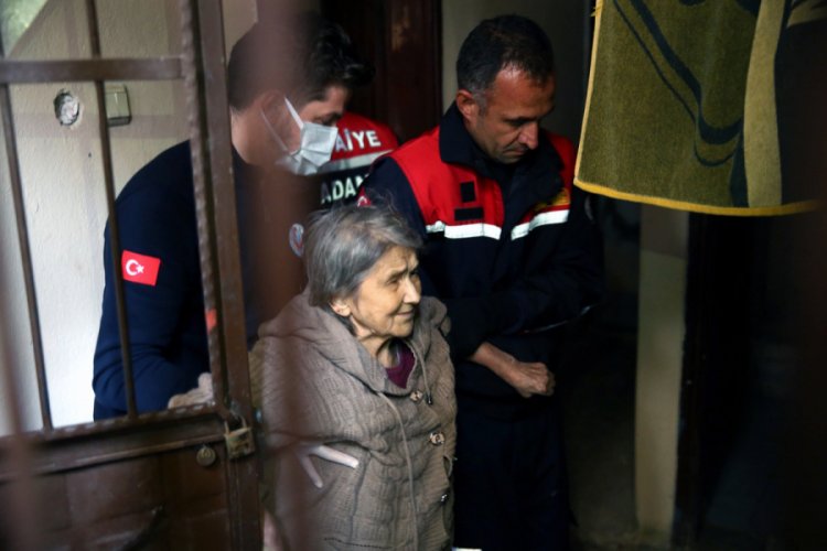 Oğlunun kapıyı &uuml;zerine kilitleyip gittiği yaşlı kadını itfaiye kurtardı