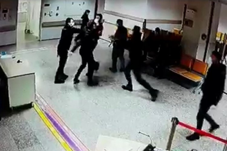 Acil servis doktoruna bı&ccedil;aklı saldırı girişimi