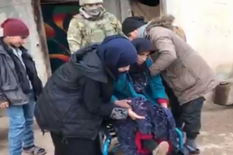Mehmet&ccedil;ik, yaşlı kadına tekerlekli sandalye hediye etti