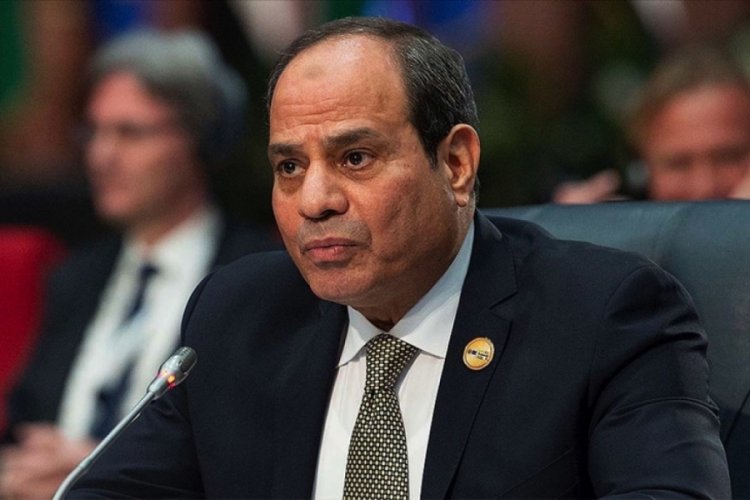 Mısır Cumhurbaşkanı Sisi'nin &ouml;ğrencilere kurşun ge&ccedil;irmez camdan konuşma yapması alay konusu oldu