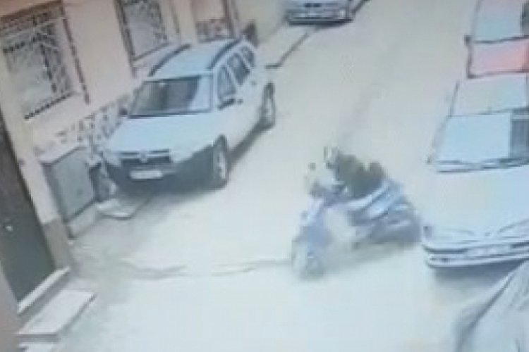 Bursa'da tek teker &uuml;st&uuml;nde giden s&uuml;r&uuml;c&uuml;n&uuml;n d&uuml;şme anları kamerada