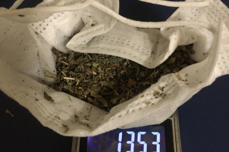 Bursa'da maskeyi korona vir&uuml;sten korunmak i&ccedil;in değil uyuşturucu saklamak i&ccedil;in kullandı