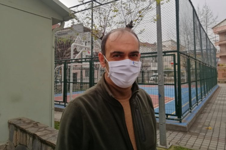 Bursa'da mahalle muhtarı &ccedil;&ouml;pe atılan ekmeklerle sokak hayvanlarını besliyor