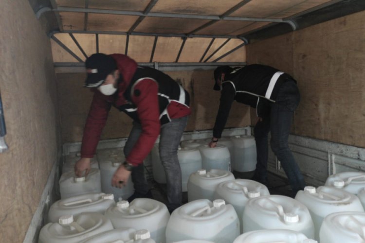Bursa'da piyasaya s&uuml;r&uuml;lmeden 1 ton sahte alkol ge&ccedil;irdi!