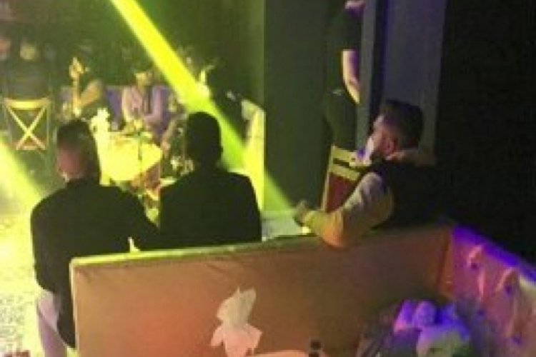 Eğlence mekanına &ccedil;evrilen lokantaya polis baskını