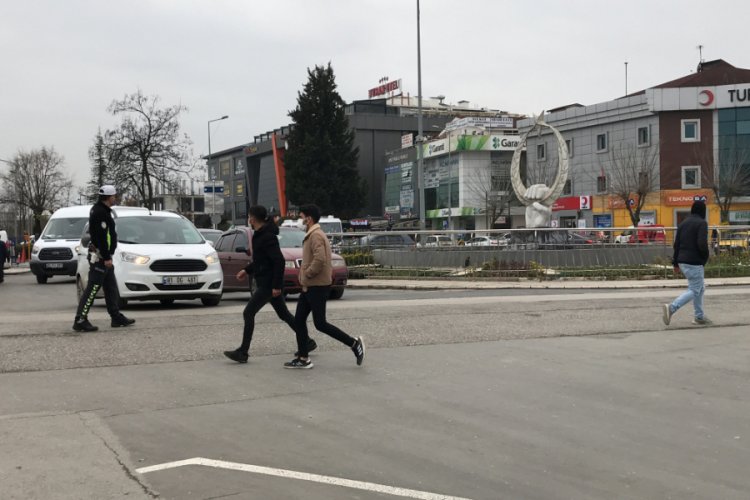 Yayalara yol vermeyen ara&ccedil; s&uuml;r&uuml;c&uuml;lerine ceza yağdı