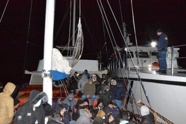 İzmir'de 175 d&uuml;zensiz g&ouml;&ccedil;men ile 1 g&ouml;&ccedil;men ka&ccedil;ak&ccedil;ısı yakalandı