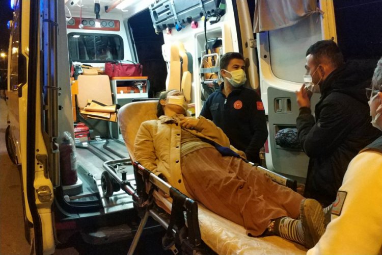 &Ccedil;arpışan otomobiller şarampole yuvarlandı