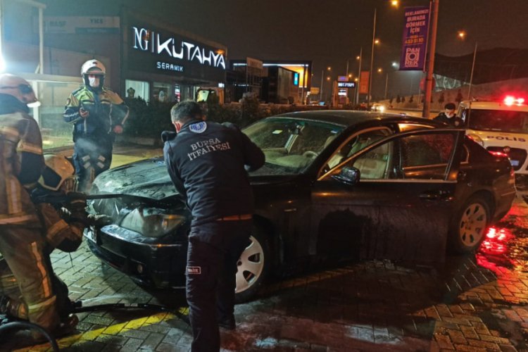 Bursa'da &uuml;nl&uuml; mimarın l&uuml;ks aracı alev aldı! Otomobilinin yandığını fark etmedi
