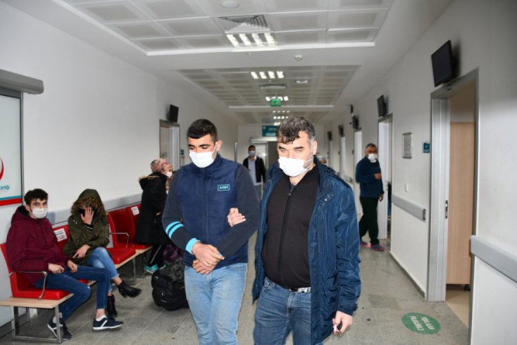 Tamire bırakılan otomobili soymak isterken su&ccedil;&uuml;st&uuml; yakalandı