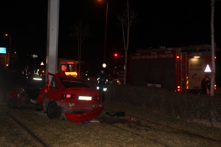 Otomobil tramvay yoluna girerek elektrik direğine &ccedil;arptı