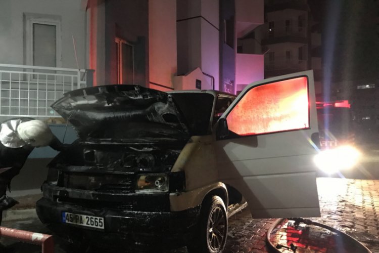 Bir g&uuml;n &ouml;nce tamir ettirdiği kamyoneti yandı