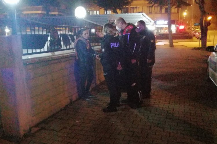 Karakolda maske takmamak i&ccedil;in polise direnen kadın ekiplere zor anlar yaşattı