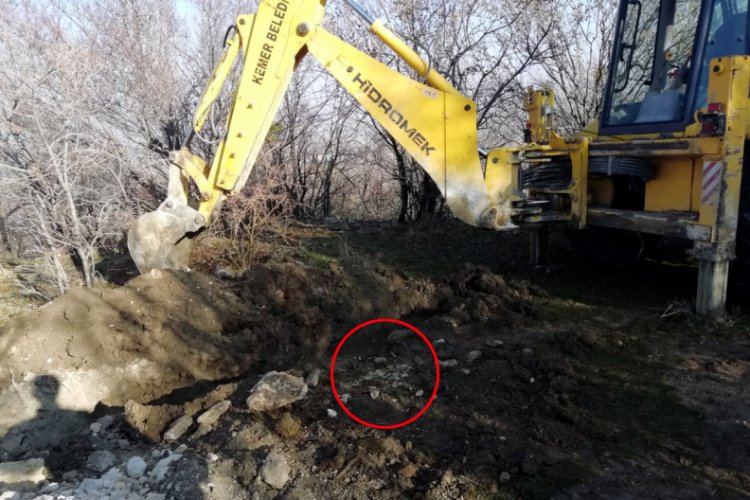Kep&ccedil;enin kazı sırasında kırdığı k&uuml;pten 400 yıllık hazine &ccedil;ıktı!