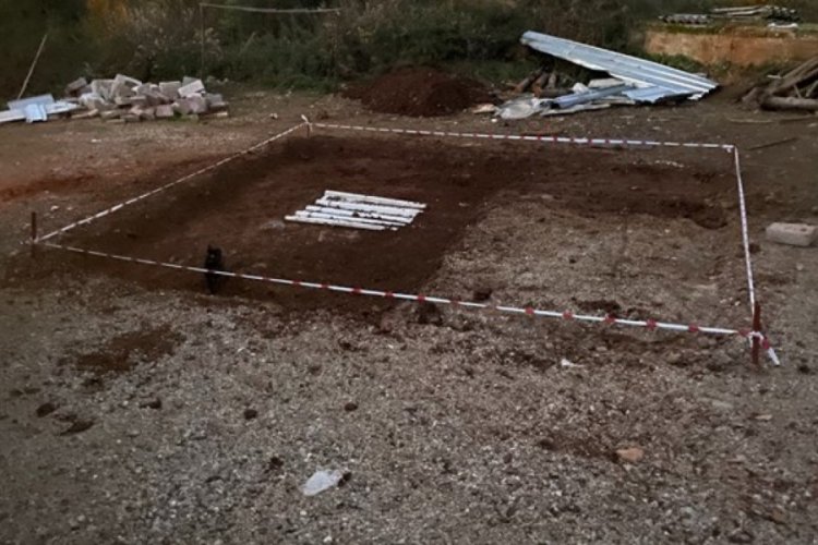 &Ccedil;ocuklar top oynarken tarihi mezar buldu