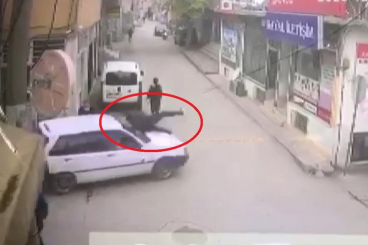 Bursa'da baba ve oğulları g&uuml;r&uuml;lt&uuml; kavgasında komşu 2 kardeşi bı&ccedil;aklayıp, otomobille &ccedil;arptı
