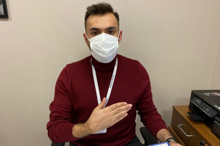 T&uuml;m&ouml;r&uuml; temizledikleri el bileğine protez yapan doktorlarla aynı hastanede &ccedil;alışıyor