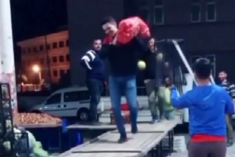 Pazarcıların tezgah podyumda sebze-meyve defilesi ilgi &ccedil;ekti