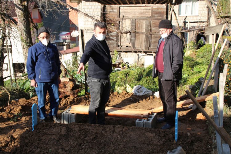 Aynı aileden 6 kişi &ouml;lm&uuml;şt&uuml;, vir&uuml;s&uuml;n cenazede yayıldığı iddia edildi
