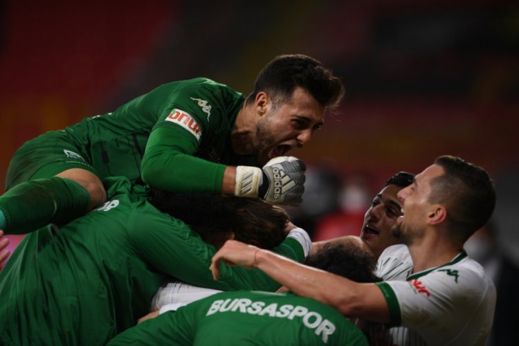Bursaspor'da sezon sonu 8 futbolcunun s&ouml;zleşmesi sona eriyor