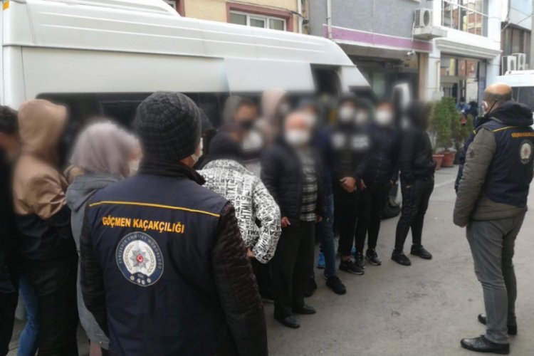 Ş&uuml;pheli ara&ccedil;ta 27 yasa dışı g&ouml;&ccedil;men yakalandı