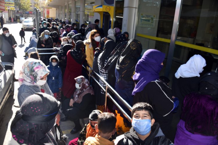 PTT &ouml;n&uuml;ndeki kuyrukta sosyal mesafe unutuldu