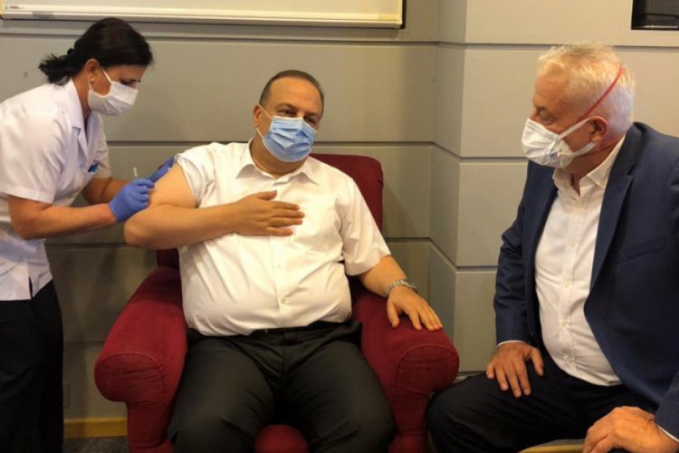 Bursa&nbsp;Valisi Canbolat Kovid-19 aşı &ccedil;alışması i&ccedil;in g&ouml;n&uuml;ll&uuml; oldu