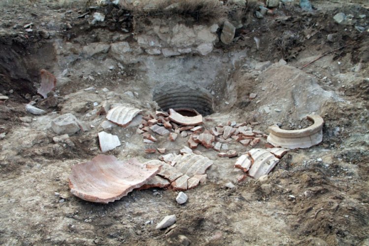 Ka&ccedil;ak kazıda 1800 yıllık erzak k&uuml;p&uuml;n&uuml; par&ccedil;aladılar