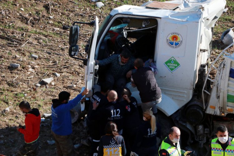 Şarampole d&uuml;şen kamyonun şof&ouml;r&uuml;, kazadan hafif yaralı kurtuldu
