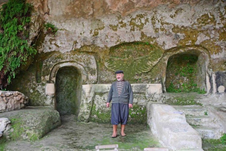 Mersin'de doğa aşığı Mustafa &Ouml;zt&uuml;rk, 30 yıldır mağarada yaşıyor