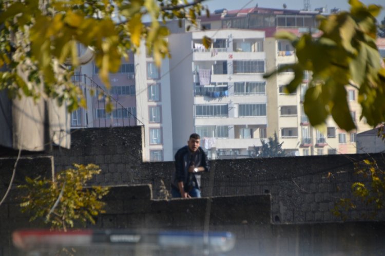 &Ouml;nce bir otomobili kurşunladı, sonra t&uuml;feği kendisine doğrulttu