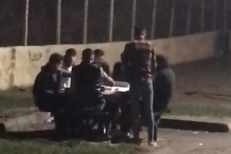 Bursa'da kısıtlama saatinde parkta okey pahalıya patladı