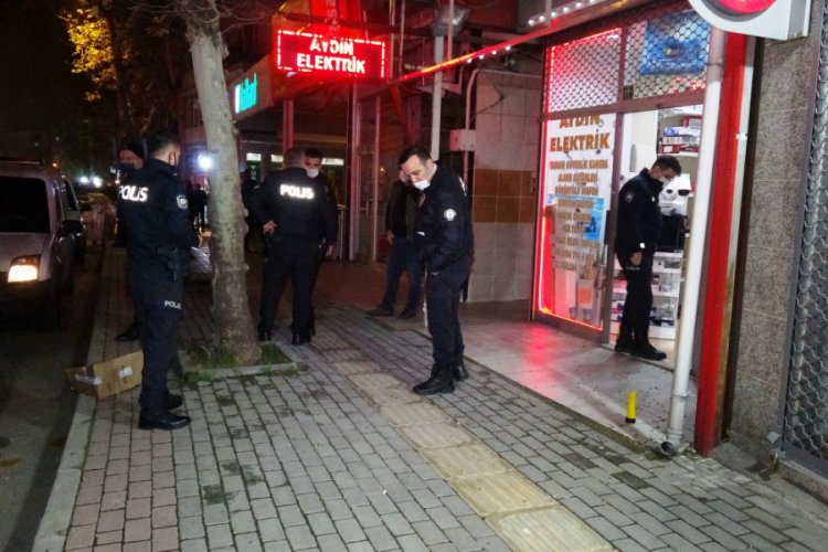 Bursa'da baba ve iki oğlu, kısıtlamaya dakikalar kala husumetlisinin d&uuml;kkanını kurşunladı