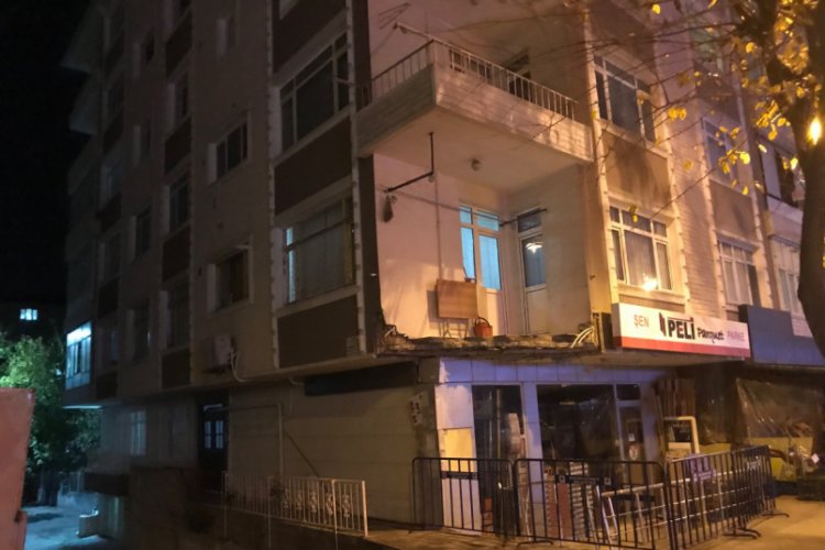 K&uuml;&ccedil;&uuml;k&ccedil;ekmece'de bir evin balkonu bir anda &ccedil;&ouml;kt&uuml;