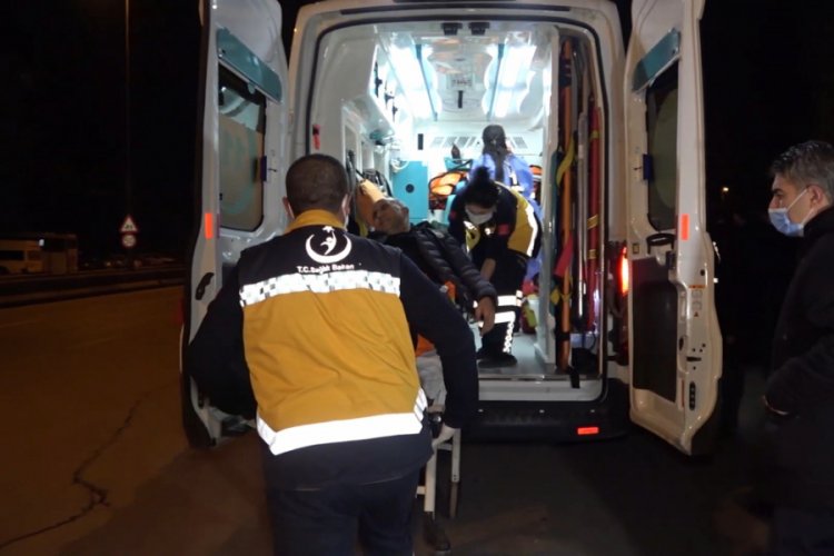 Alkoll&uuml; s&uuml;r&uuml;c&uuml; "dur" ihtarına uymayıp otomobiliyle polise &ccedil;arpıp ka&ccedil;tı