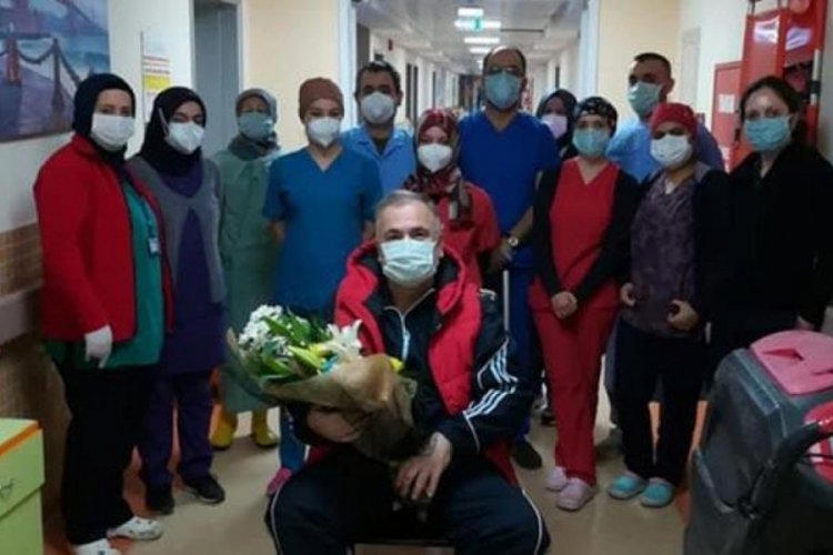 Koronavir&uuml;s&uuml; yenen doktor alkışlarla taburcu oldu