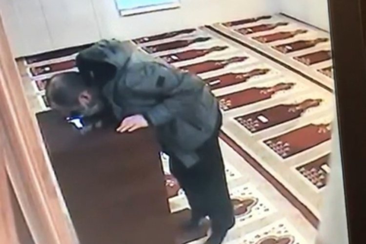 Bursa'da cami kasasından &ouml;zel aparatla para &ccedil;alan şahıs yakalandı!