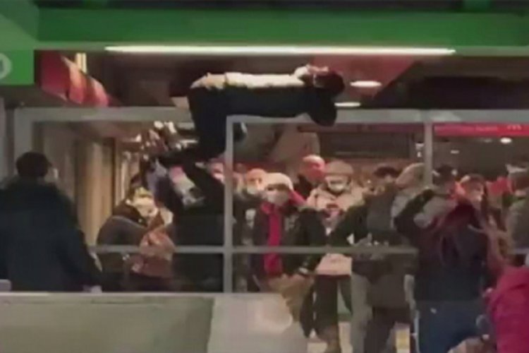 İtalya'da kapatılan metroya bariyerlerden atlayarak girdiler