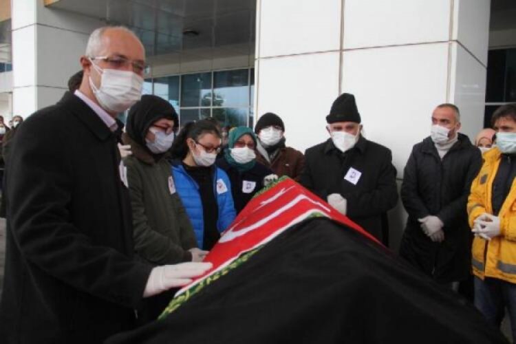 Samsun'da koronavir&uuml;se yenilen Meral hemşireye h&uuml;z&uuml;nl&uuml; t&ouml;ren