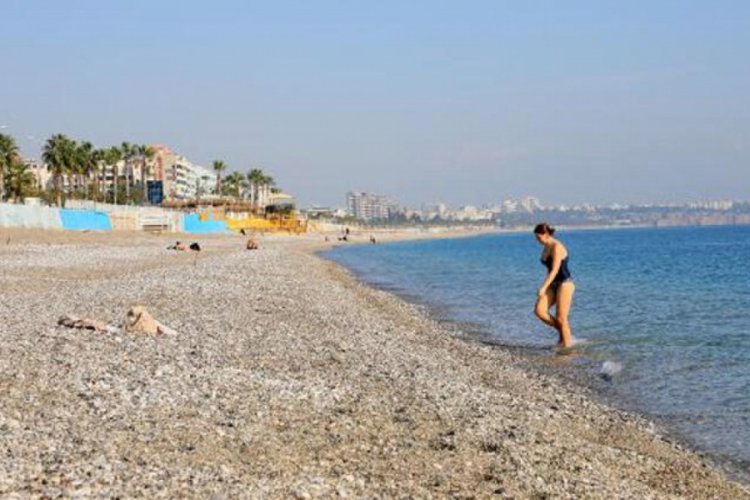 Kısıtlamadan muaf turistler denizin keyfini s&uuml;rd&uuml;