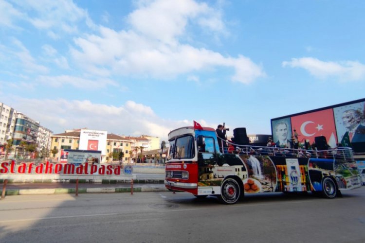 Bursa'da boş kalan sokaklar mehter marşlarıyla yankılandı