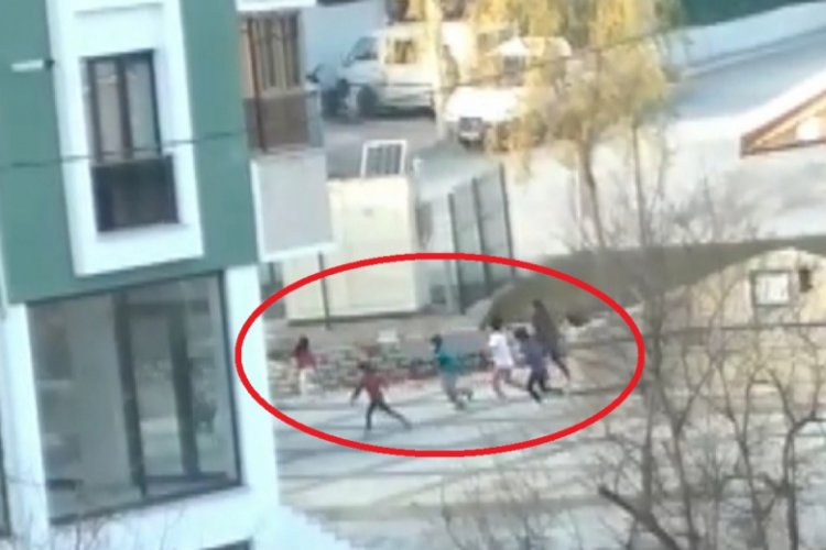 Bursa'da kısıtlamaya rağmen sokakta oynayan &ccedil;ocukların polisten ka&ccedil;ma anı kamerada