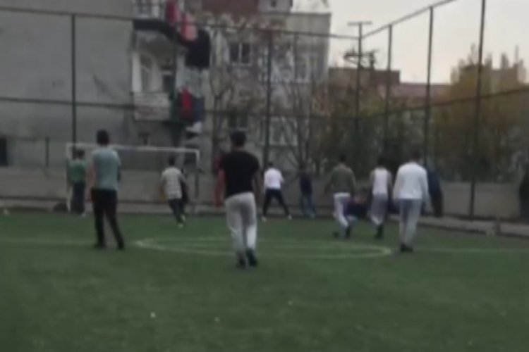 Bursa'da kısıtlamaya rağmen ma&ccedil; yapan ve onları izleyen kalabalık grup, sosyal mesafeyi hi&ccedil;e saydı