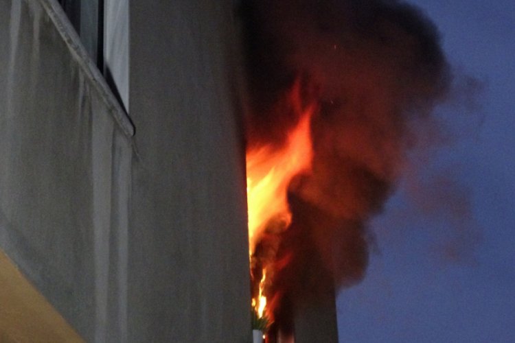 Bursa'da, evde &ccedil;ıkan yangında yaşlı kadın mahsur kaldı