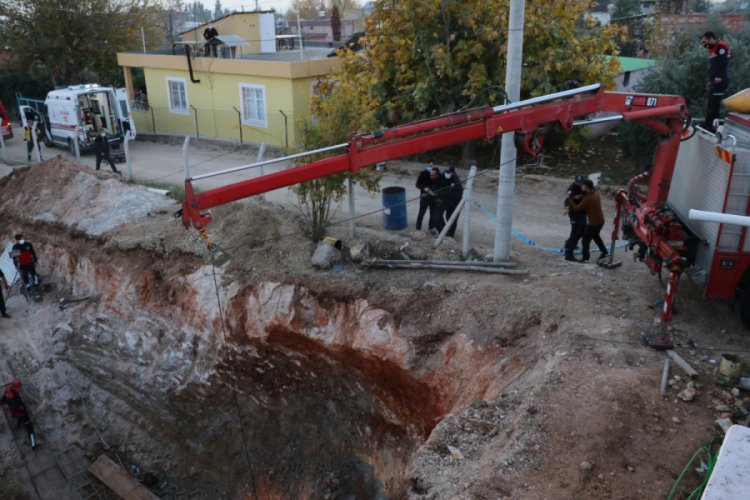Seraya su kuyusu a&ccedil;mak isteyen iş&ccedil;iler toprak altında kaldı