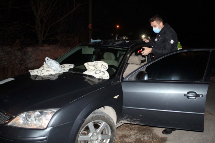 Polisin 'dur' ihtarına uymayan ara&ccedil;ta uyuşturucu ele ge&ccedil;irildi