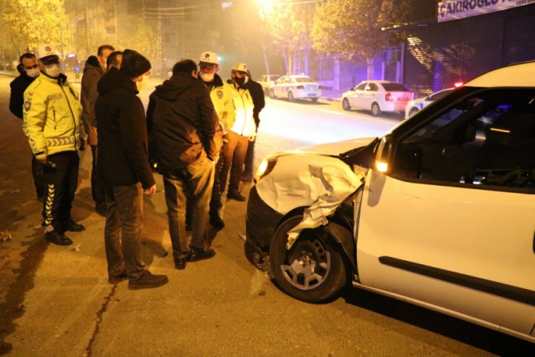 Polis aracına &ccedil;arpan şahısların 'şof&ouml;r benim' tartışması