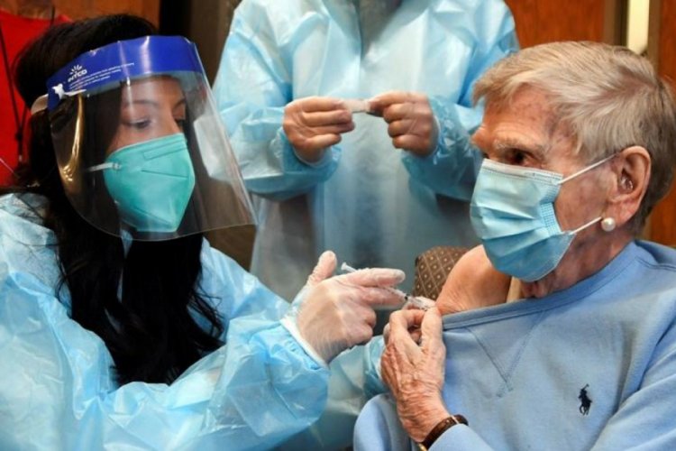 Corona vir&uuml;s&uuml; aşısını durdurdular: 4 sağlık &ccedil;alışanı fenalaştı
