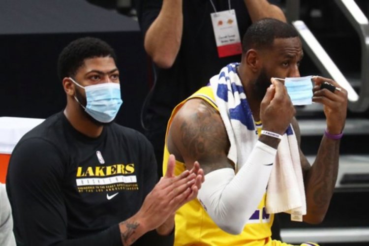 Anthony Davis ma&ccedil; sırasında tırnaklarını kesti