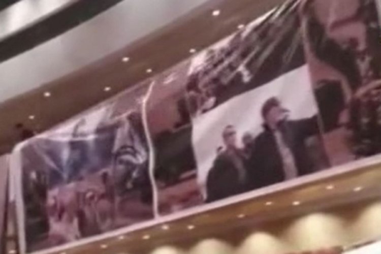 Irak Meclisi'nde &ouml;ld&uuml;r&uuml;len S&uuml;leymani'nin posterleri asıldı